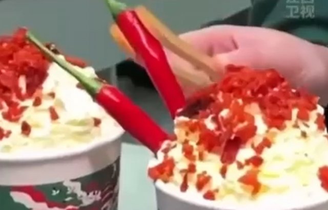 Китайский фуд-тренд — холодный латте с перцем чили