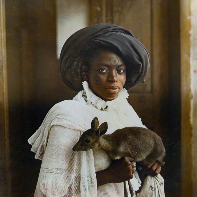 Кенийская аристократка позирует со своим олененком. Момбаса, 1909 год