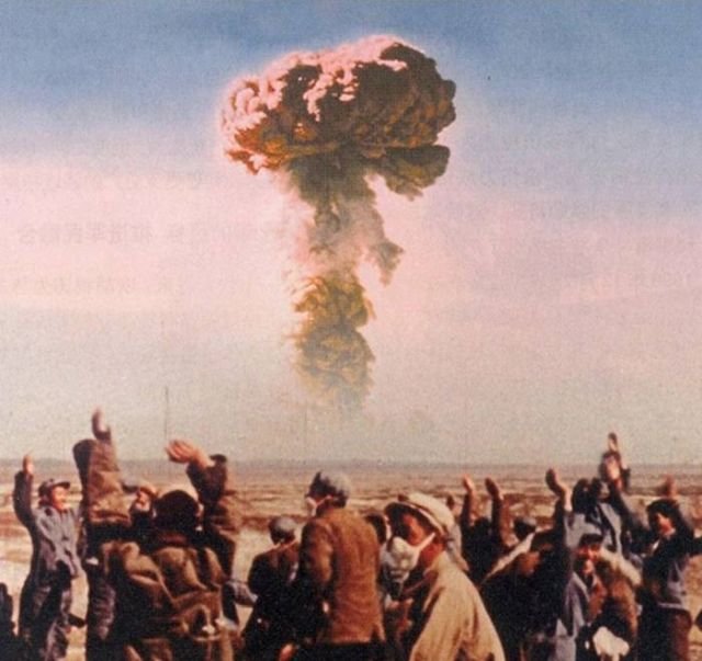 Китайцы отмечают успешное проведение испытаний первой атомной бомб, 1964 г.