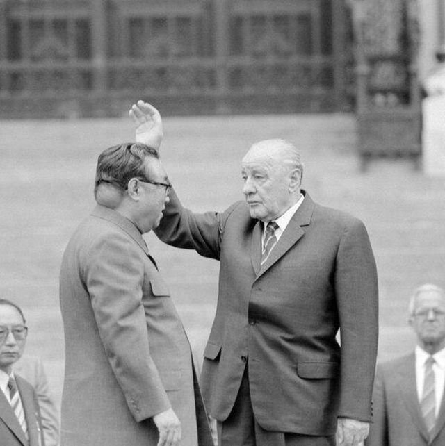 Редкое фото лидера КНДР Ким Ир Сена, где видна опухоль на его шее. Фотографам запрещалось фотографировать правую сторону его лица, конец 1980-х.