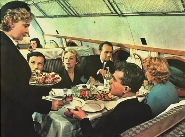 Обслуживaние на борту пассажирского самолёта Ту-114 «Россия» — сaмого большого на тот момент пассажирского лайнера в мире. 1960-е.