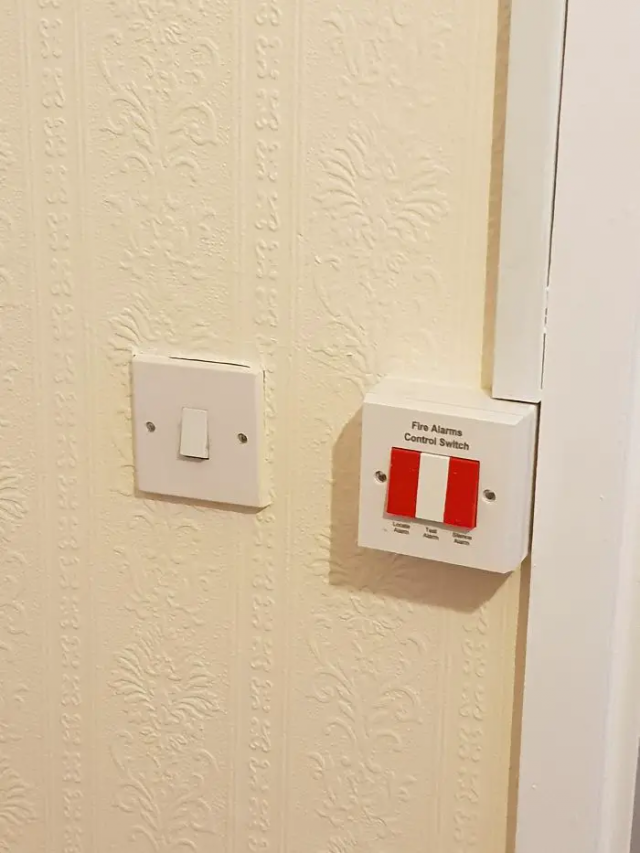 Выключатель света рядом с выключателем пожарной сигнализации в доме для престарелых