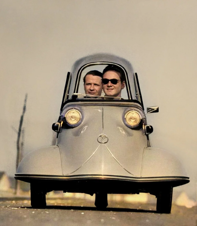 Двое мужчин едут в трёхколесном &quot;Messerschmitt&quot;, 1954 год