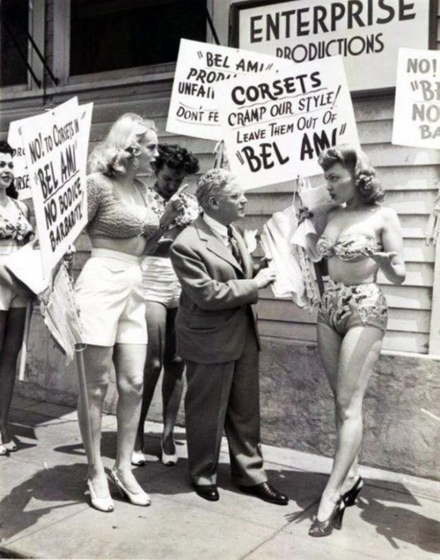 Актрисы протестуют против использования корсетов в спектаклях, Нью-Йорк 1946 год.