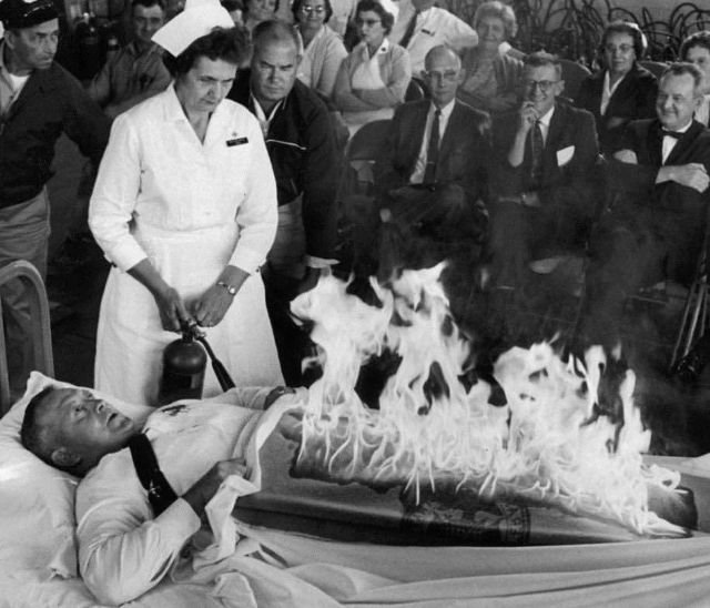 Haчальник службы охраны труда и техники безопасности Клиффорд Робертс выступает в качестве модели во время курса противопожарной подготовки для сотрудников больницы , Ричмонд, 1965 год.