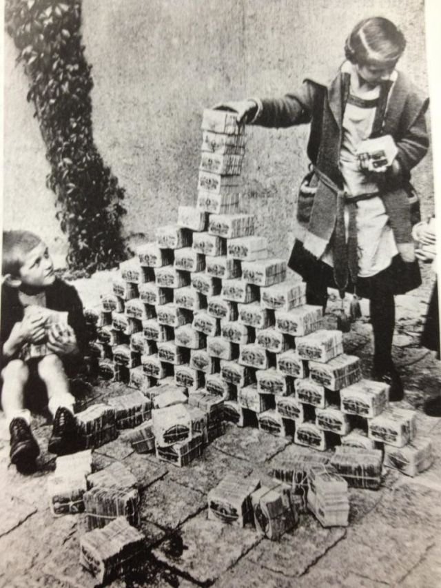 Инфляция 1923 года в Германии привела к тому, что за один американский доллар давали 4.7 триллиона( 4 700000000000) немецких марок.
