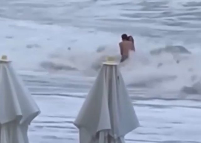 Девушку унесло в открытое море с пляжа в Сочи: парень не смог ей помочь