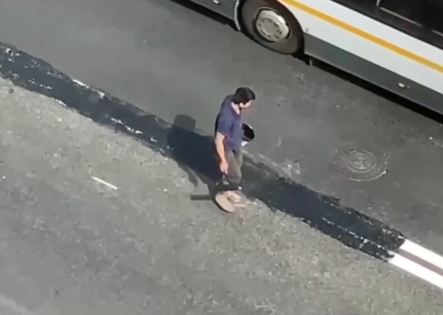 Мужчина в Москве решил закрасить двойную сплошную, чтобы было удобнее заезжать в подъезд