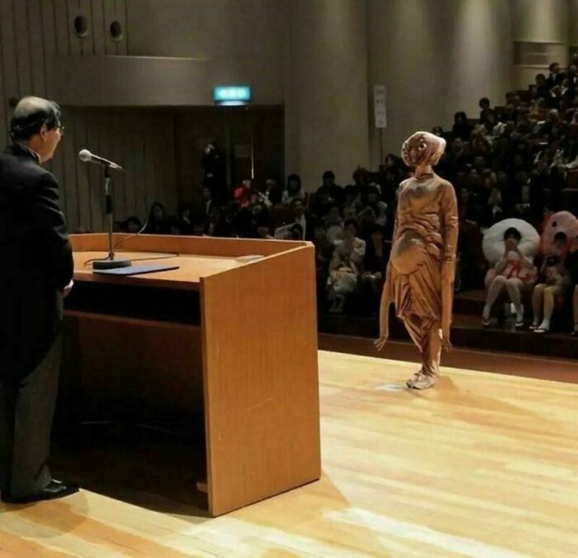 Странная традиция в университете Киото: кто получает дипломы (6 фото)