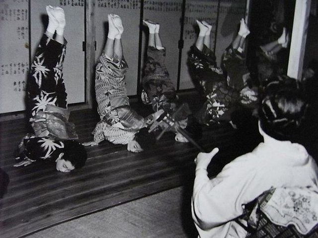 В школе гейш, 1951 год.