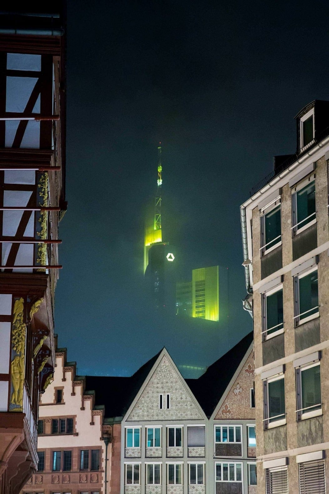 Вид на небоскрёб Коммерцбанк-Тауэр в немецком Франкфурте-на-Майне