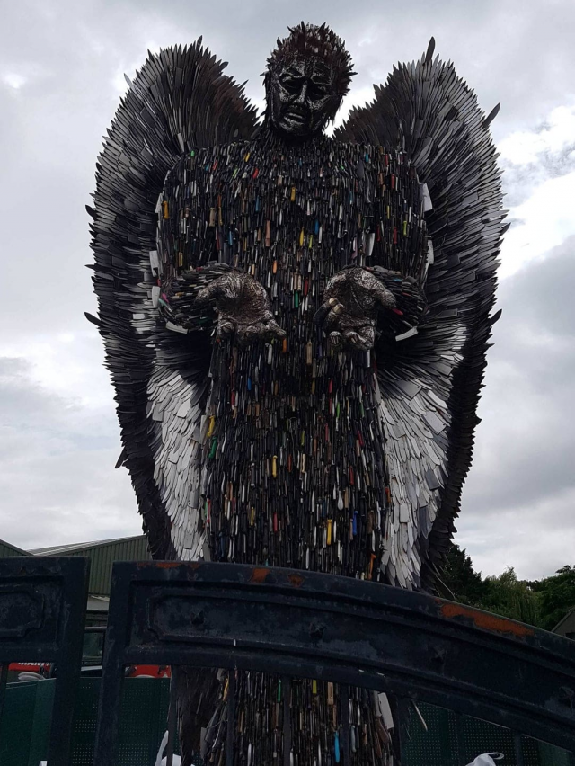 Скульптура «Ножевой ангел» в Великобритании