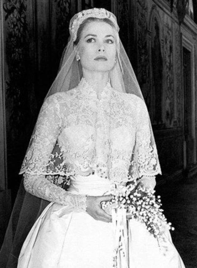 10-я княгиня Монако Грейс Келли в день своей свадьбы с букетом ландышей, 19 апреля 1956 г.