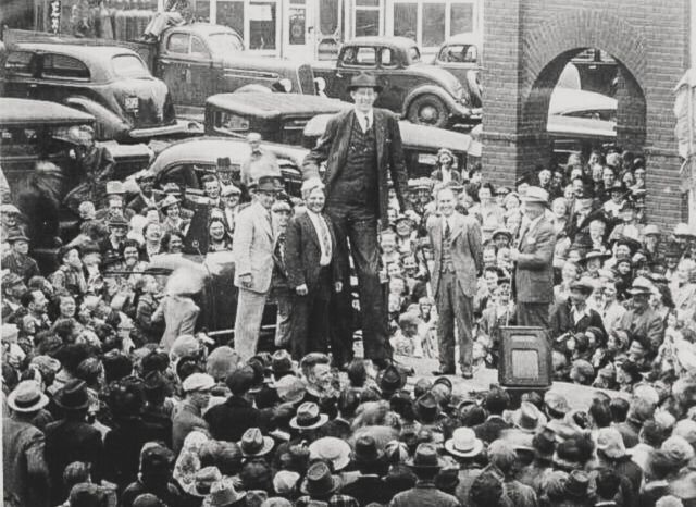 Роберт Уодлоу - один из самых высоких людей в истории, 1939 год. Когда он умер, его рост был 272 см, вес 199 кг