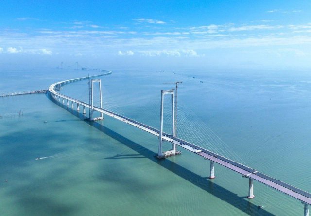 В Китае появилось 24-километровое морское шоссе, которое побило 10 мировых рекордов