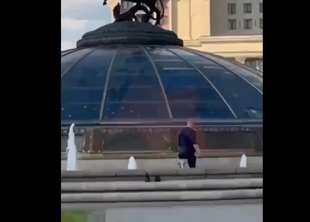 Ты не ты, когда решил освежиться в фонтане