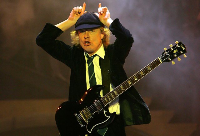 Ангус Янг из AC/DC все такой же заводной даже в 69 лет (фото + видео)