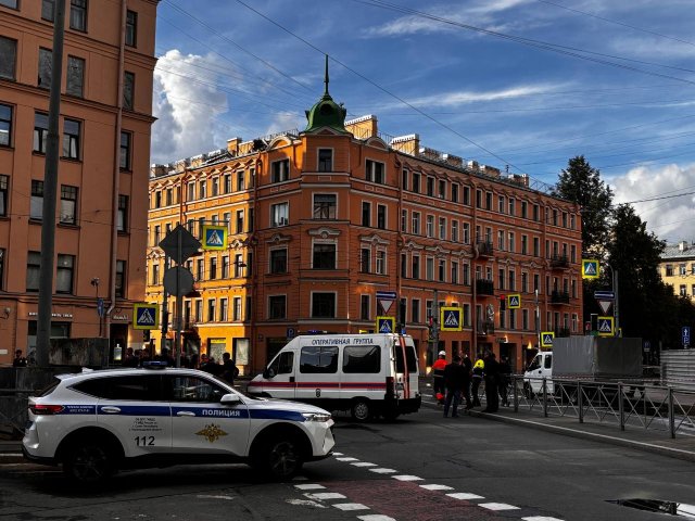 В Петербурге в центре города в прямом эфире рушится дом (фото + видео)