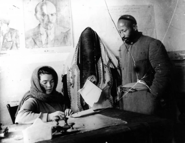 В ЗАГСе. Автор: Георгий Зельма. Узбекская ССР В ЗАГСе. Автор: Георгий Зельма. Узбекская ССР