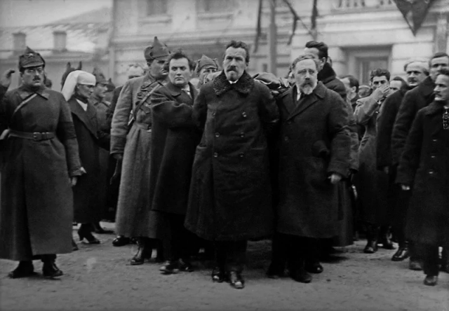 У Колонного зала Дома Союзов на похоронах Михаила Фрунзе. У Колонного зала Дома Союзов на похоронах Михаила Фрунзе.