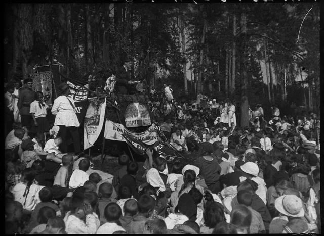 Владимир Маяковский во время празднования Дня леса в Сокольниках. 10 мая Владимир Маяковский во время празднования Дня леса в Сокольниках. 10 мая