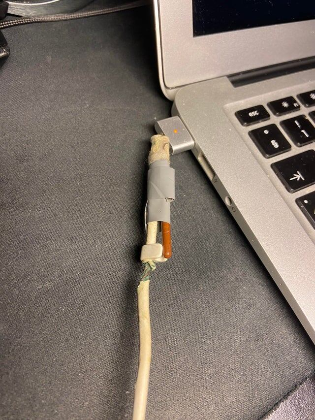«Клиент принёс мне MacBook Air с этим кабелем. Боже мой, я удивлен, что их дом не сгорел» «Клиент принёс мне MacBook Air с этим кабелем. Боже мой, я удивлен, что их дом не сгорел»
