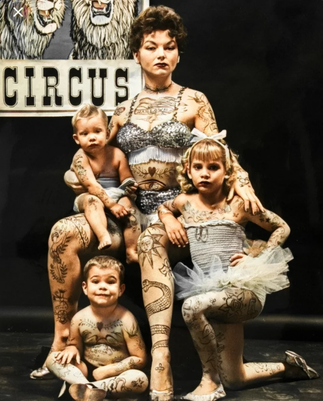 Цирковая семья, мать и дети, 1965 год. Цирковая семья, мать и дети, 1965 год.
