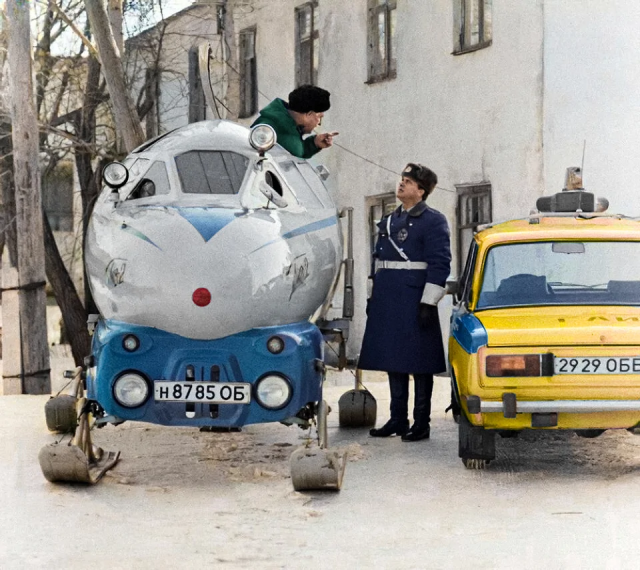 Снегоход ГМВ-2 создан в Оренбурге 1970-х. Собраны воедино часть фюзеляжа Ил-28, двигатель УАЗ-469, КПП ГАЗ-21, задний мост УАЗ, рулевое управление Жигули, часть капота ГАЗ-52.Оренбург, 1980-е. Снегоход ГМВ-2 создан в Оренбурге 1970-х. Собраны воедино часть фюзеляжа Ил-28, двигатель УАЗ-469, КПП ГАЗ-21, задний мост УАЗ, рулевое управление Жигули, часть капота ГАЗ-52.Оренбург, 1980-е.