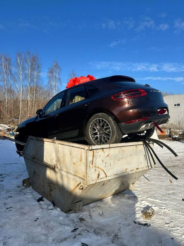 Классическая Москва: на мусорке обнаружили Porsche Macan с подарочной лентой