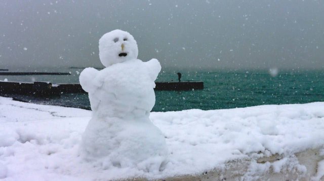 Конец зимы в Сочи: впервые за 10 лет столицу курортов занесло сугробами