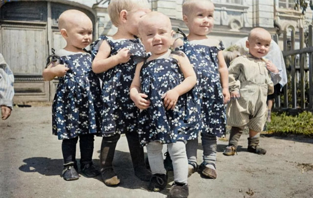 Малыши из детсада, 1954 год. Малыши из детсада, 1954 год.