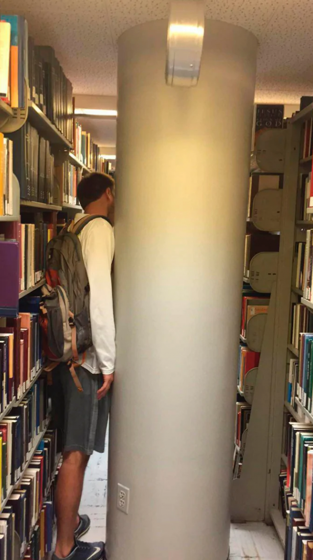 Так устроена библиотека в моем учебном заведении. До некоторых книг просто не добраться Так устроена библиотека в моем учебном заведении. До некоторых книг просто не добраться