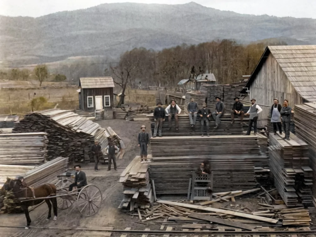 Мужчины на лесопилке, конец 1880-х годов. Мужчины на лесопилке, конец 1880-х годов.