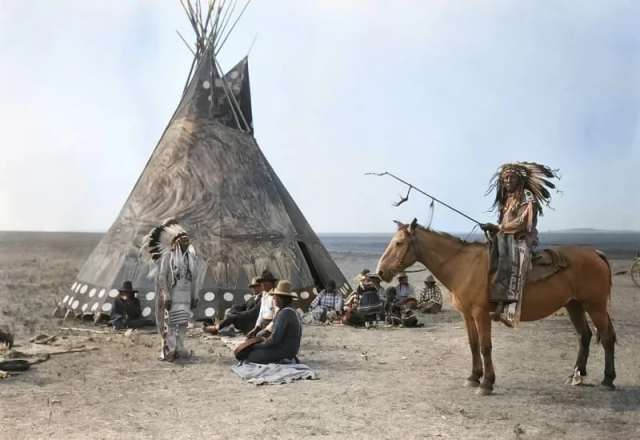 Индейское поселение на территории Великих равнин, 1890 год. Индейское поселение на территории Великих равнин, 1890 год.