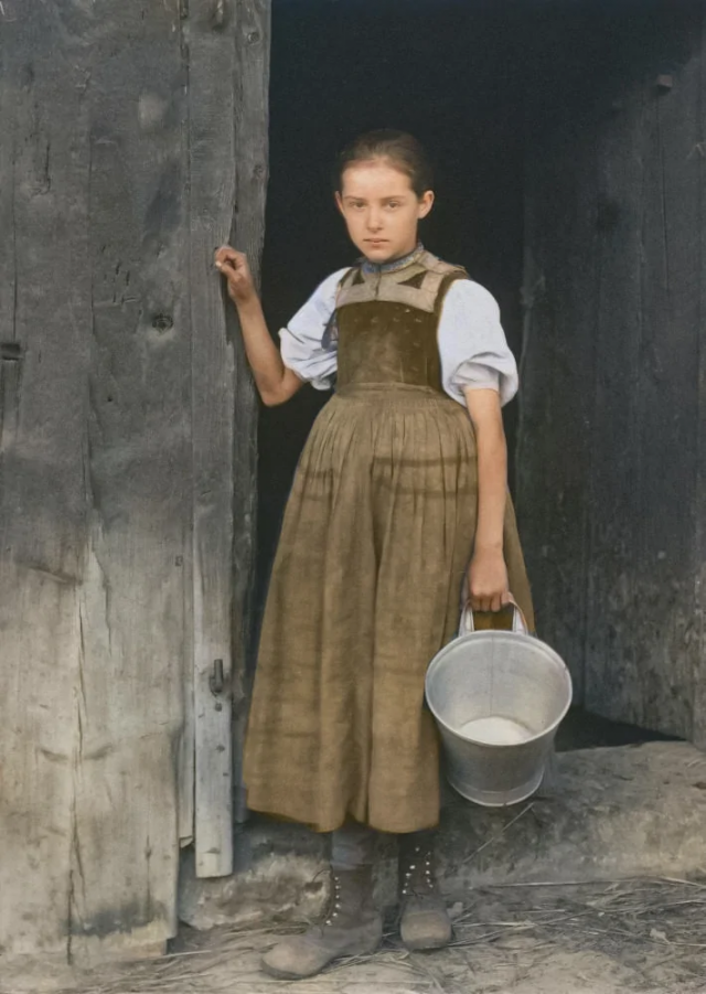 Крестьянская девочка из Гутаха, Германия, 1895 год. Крестьянская девочка из Гутаха, Германия, 1895 год.