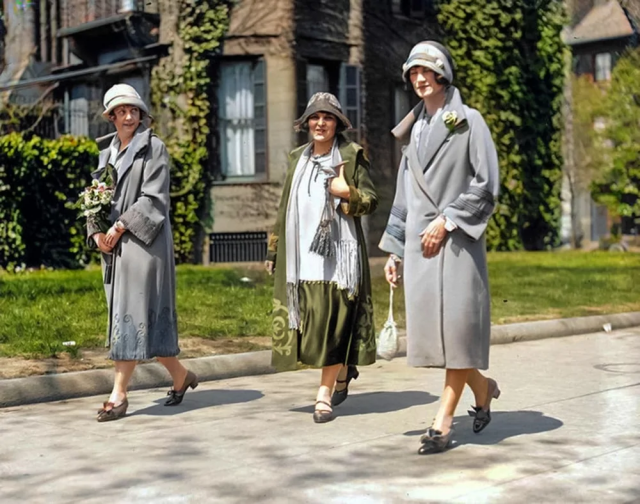 Пасхальная прогулка, 1925 год. Пасхальная прогулка, 1925 год.