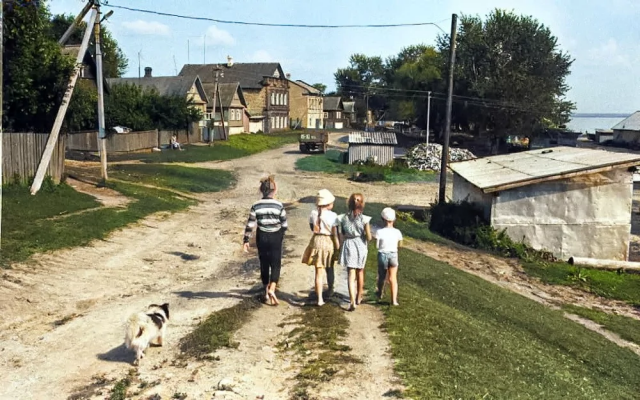 Дети и собака. Остров Талабск, Псковская область, 1990 год. Дети и собака. Остров Талабск, Псковская область, 1990 год.