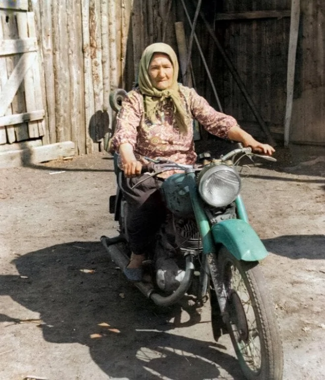 Бабушка Елизавета Нестеровна на мотоцикле "ИЖ-56". Село Ножовка, 1960-е. Бабушка Елизавета Нестеровна на мотоцикле "ИЖ-56". Село Ножовка, 1960-е.