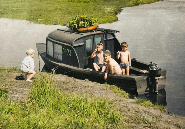 Прогулка по реке Ягорбе. Вологодская область, Череповец, 1965 год. Прогулка по реке Ягорбе. Вологодская область, Череповец, 1965 год.