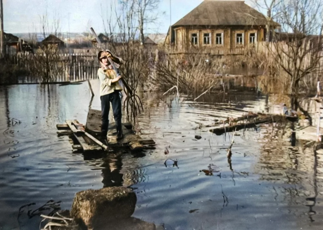 На огороде Завета Ивановича в половодье. Ульяновская область, 1980-е годы. На огороде Завета Ивановича в половодье. Ульяновская область, 1980-е годы.