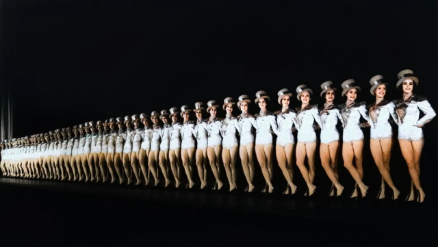 Участницы мюзикла в театре Radio City Music Hall в Нью-Йорке, 1937 год. Участницы мюзикла в театре Radio City Music Hall в Нью-Йорке, 1937 год.