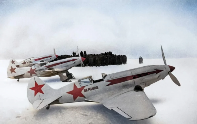 Советские ВВС, истребители МиГ-3 (И-18) в зимнем камуфляже во время обороны Москвы, 1942 год. Советские ВВС, истребители МиГ-3 (И-18) в зимнем камуфляже во время обороны Москвы, 1942 год.