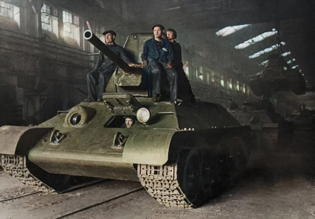 Готовые танки Т-34 покидают завод на Урале, 1944 год. Готовые танки Т-34 покидают завод на Урале, 1944 год.