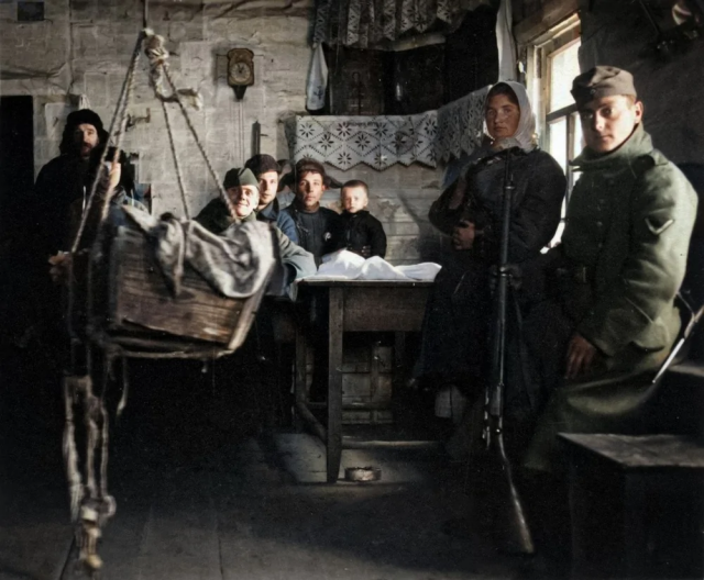 Немецкие солдаты в одном из домов местных жителей. Смоленская область, Рославль, 1941 год. Немецкие солдаты в одном из домов местных жителей. Смоленская область, Рославль, 1941 год.