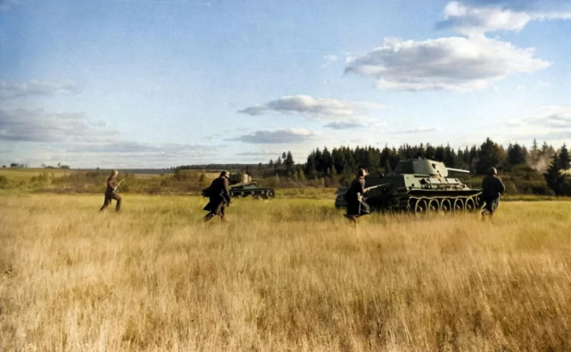 Советская пехота и танки Т-34 наступают. Октябрь 1941 года. Советская пехота и танки Т-34 наступают. Октябрь 1941 года.