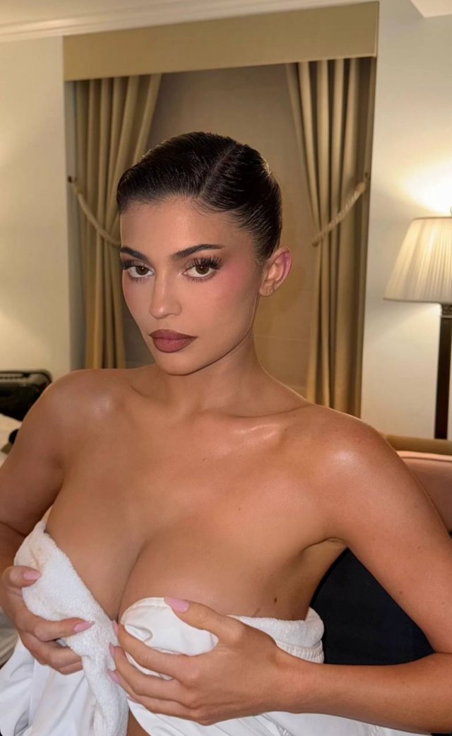 Кайли Дженнер показала процесс снятия с ножек туфель Ferragamo после Met Gala Кайли Дженнер показала процесс снятия с ножек туфель Ferragamo после Met Gala