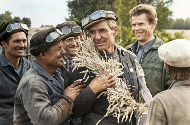 Лучший механизатор совхоза "Майский" Кустанайской области Казахстана Дмитрий Кобылкин, награжденный венком из колосьев, среди коллег, 1972 год. Лучший механизатор совхоза "Майский" Кустанайской области Казахстана Дмитрий Кобылкин, награжденный венком из колосьев, среди коллег, 1972 год.