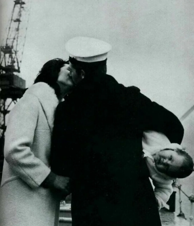Первая встреча с ребенком после 14 месяцев в море, 1940-е Первая встреча с ребенком после 14 месяцев в море, 1940-е
