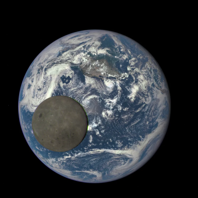 Снимок Луны на фоне Земли, сделанный с помощью космического аппарата Deep Space Climate Observatory