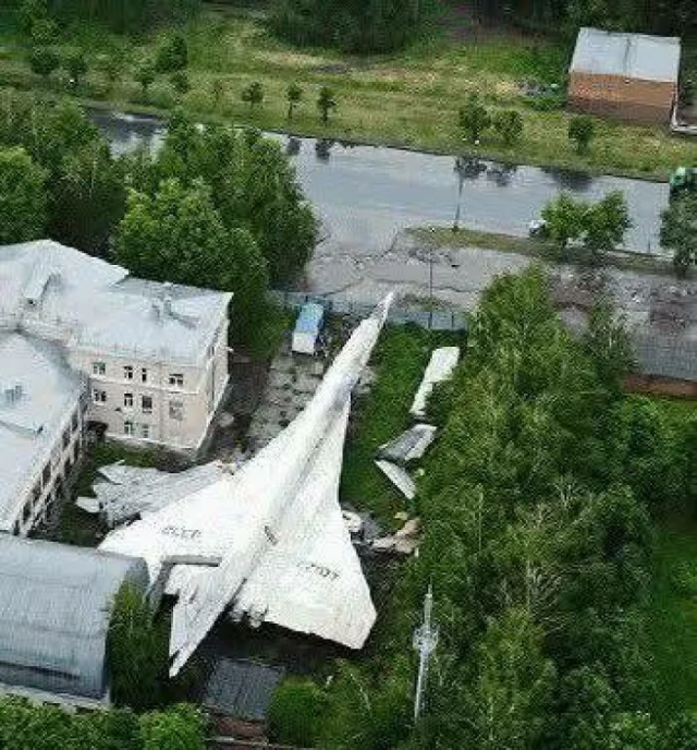 20. Ту-144 во дворе 20. Ту-144 во дворе